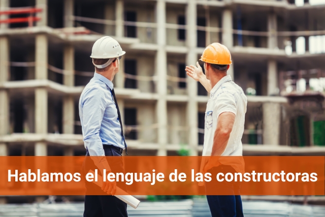 Empresarios evaluando proyectos con soluciones ERP para constructoras.